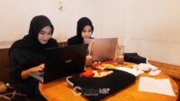 Rahmatia Ahmad (21) —biasa disapa Tia—dan sahabatnya Marwah Riska (21) mahasiswa akhir dari Universitas Negeri Gorontalo (UNG) .