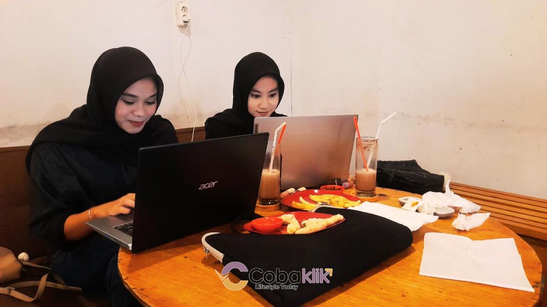 Rahmatia Ahmad (21) —biasa disapa Tia—dan sahabatnya Marwah Riska (21) mahasiswa akhir dari Universitas Negeri Gorontalo (UNG) .